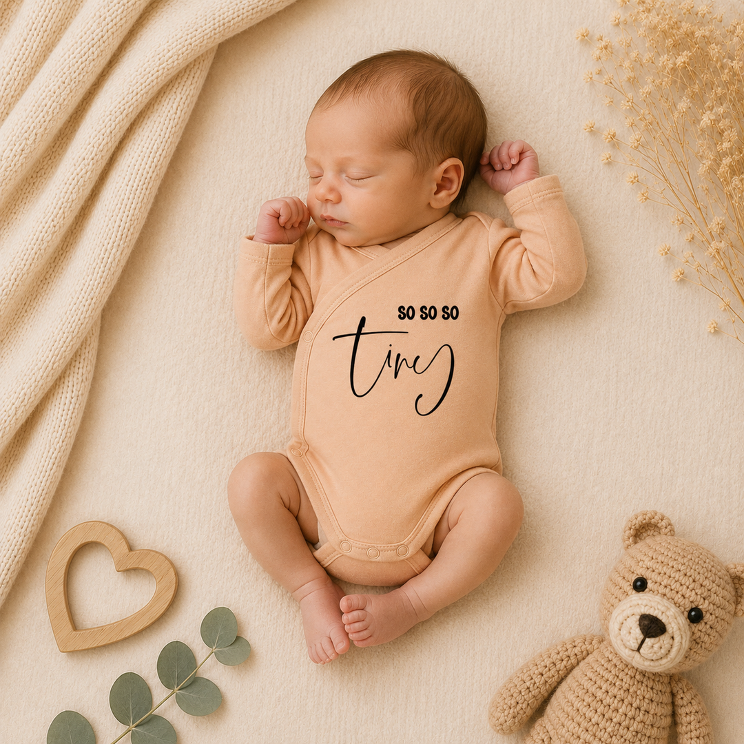 Prematuur baby draagt overslag romper maat 44 met tekst “so so so tiny” – rompertje neonatologie