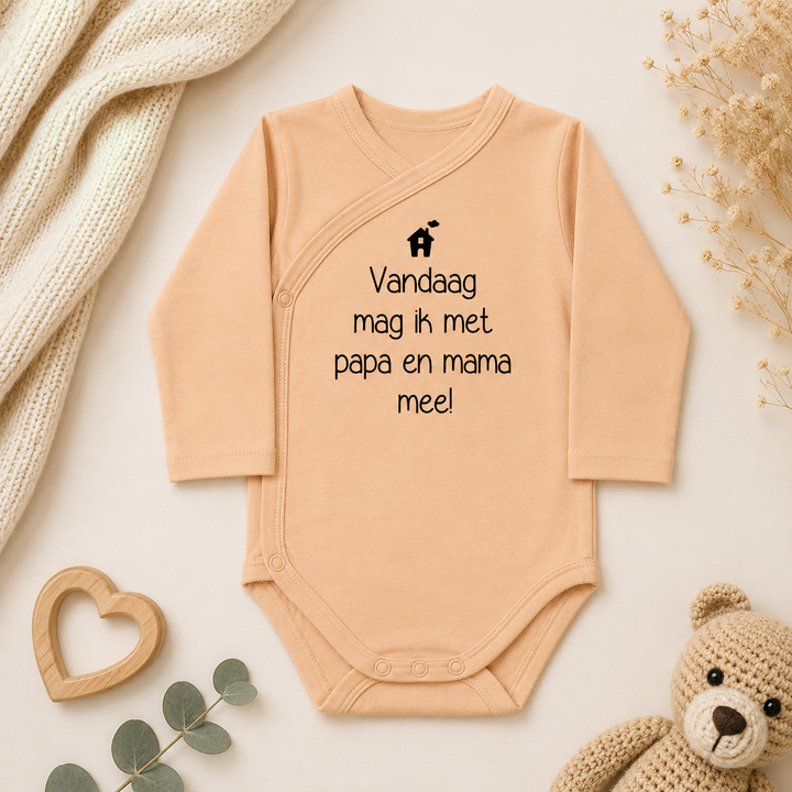 Beige prematuur overslagromper maat 44 met tekst “Vandaag mag ik met papa en mama mee” – geboorte rompertje prematuur