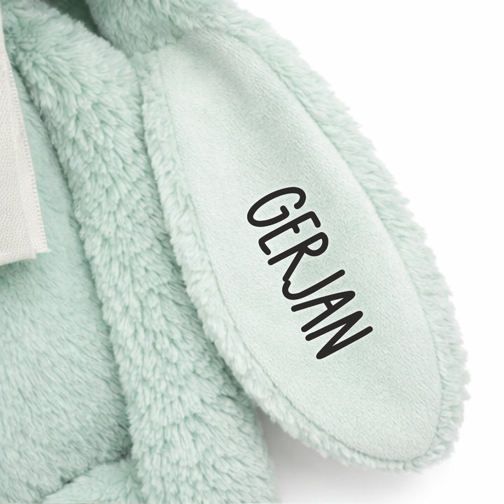close-up van oortje van Happy Horse Rabbit Richie in lagoon mint met naam op het oortje