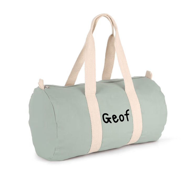 saliegroene reistas met naam Geof in zwart, gepersonaliseerde weekendtas voor kinderen van katoencanvas