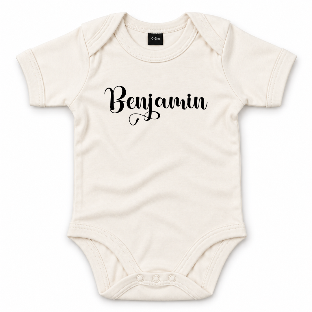 Naturelkleurige baby romper met naam Benjamin in zwart.