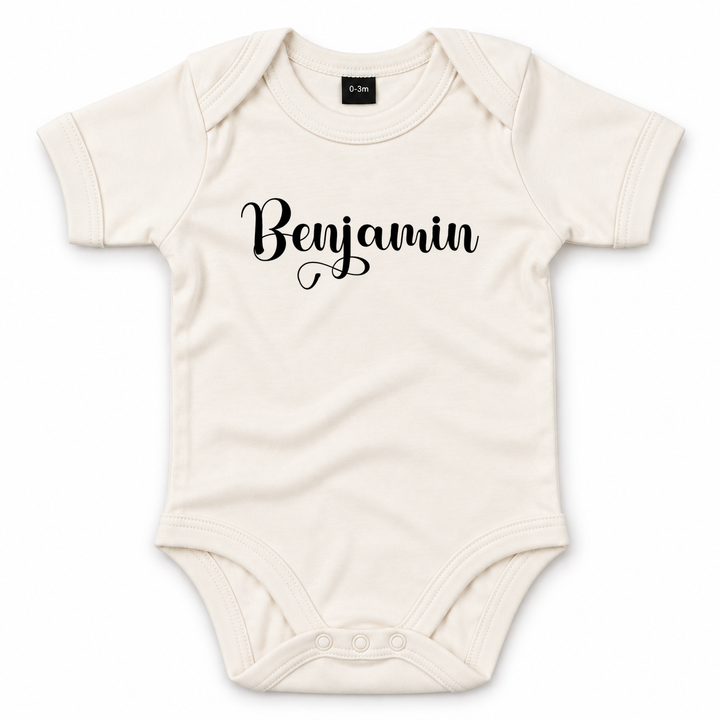 Naturelkleurige baby romper met naam Benjamin in zwart.