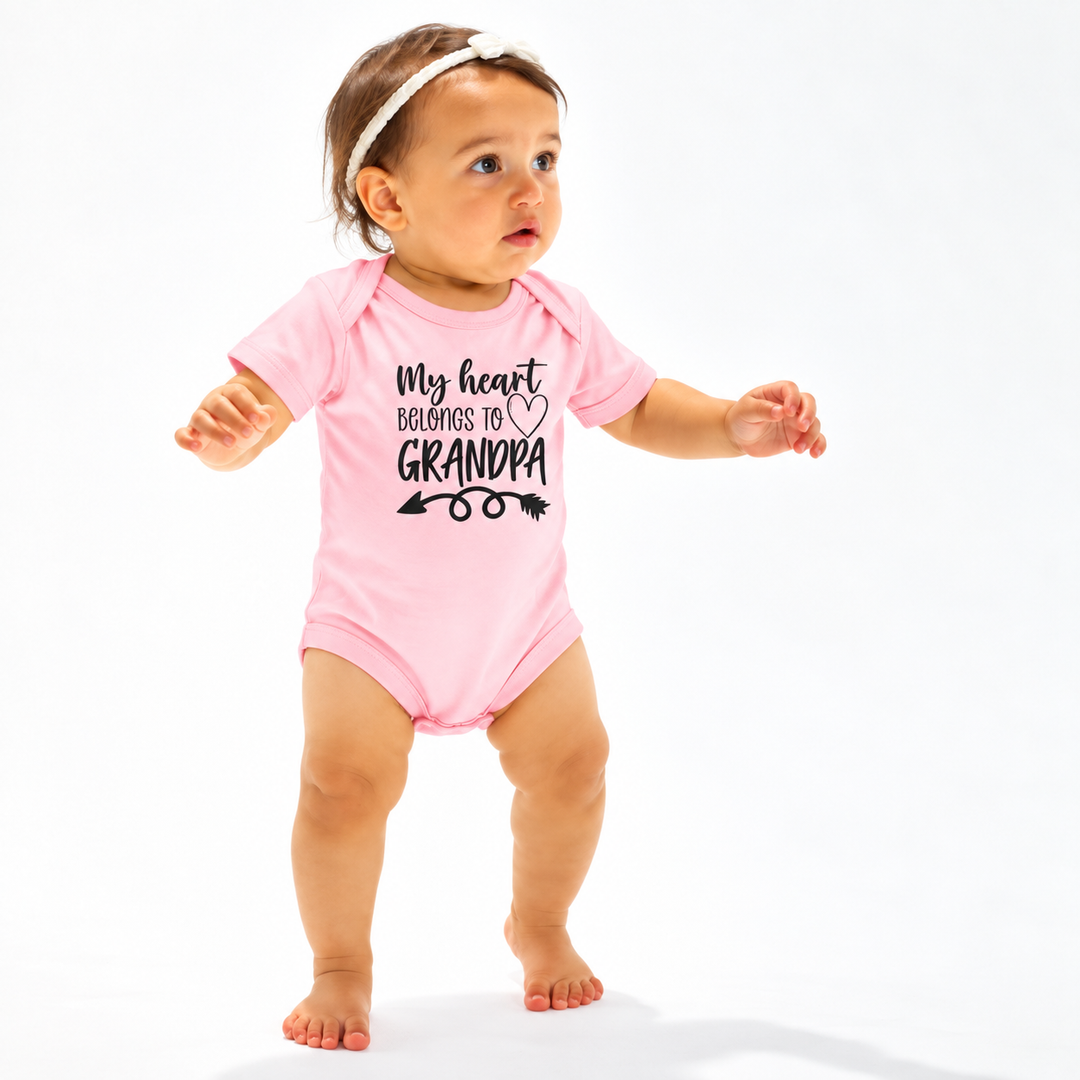baby-romper-my-heart-belongs-to-grandpa-roze-detail