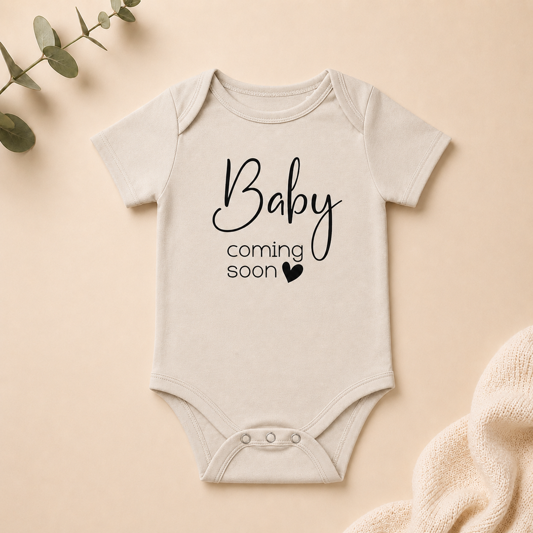 Naturel rompertje met tekst “Baby coming soon”, ideaal voor zwangerschapsaankondiging en babyshower