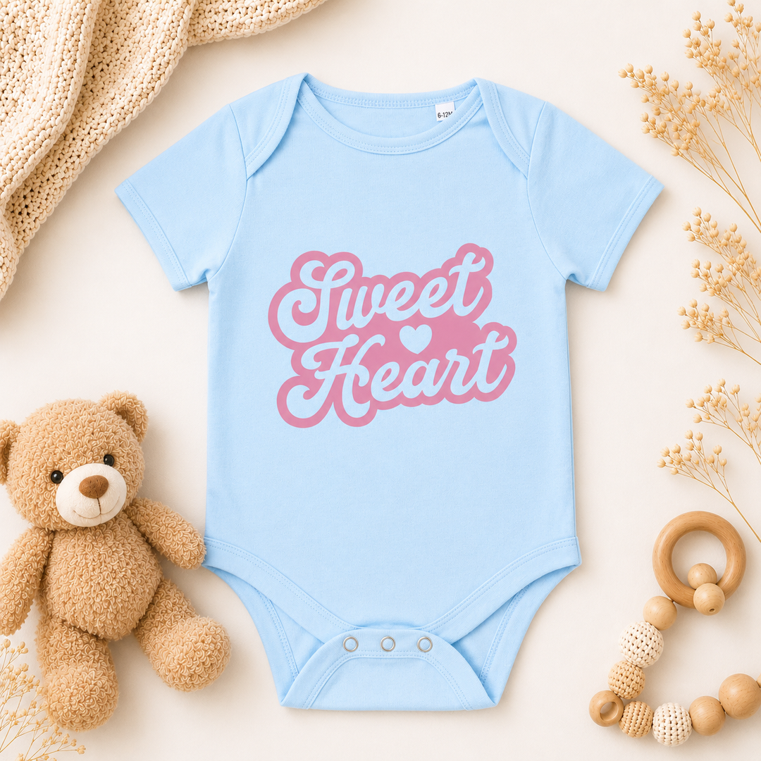 Babyblauw organic baby rompertje met tekst “Barbie Baby-girl” – rompertje met tekst voor zwangerschap aankondigen