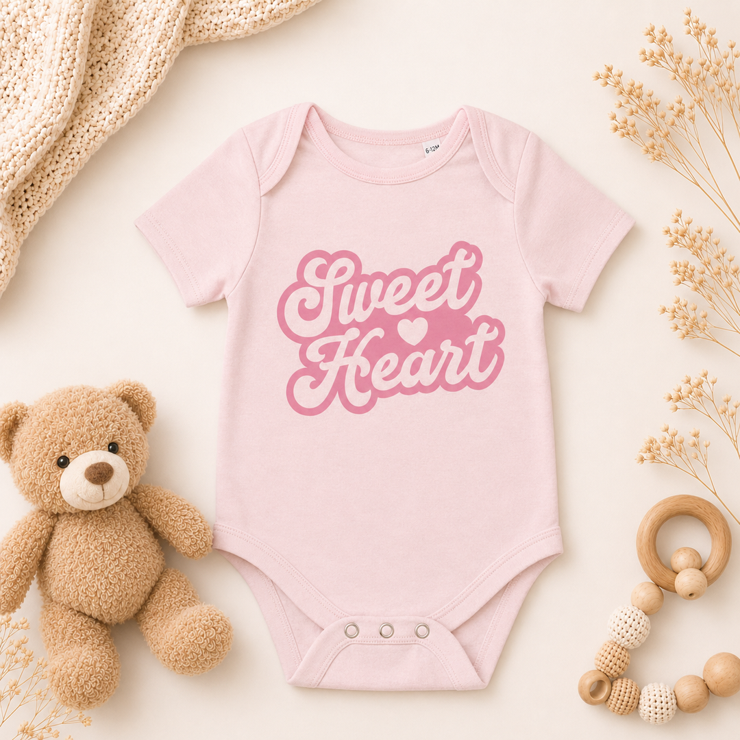 Babyroze organic baby rompertje met tekst “Barbie Baby-girl” – leuke zwangerschapsaankondiging met romper tekst