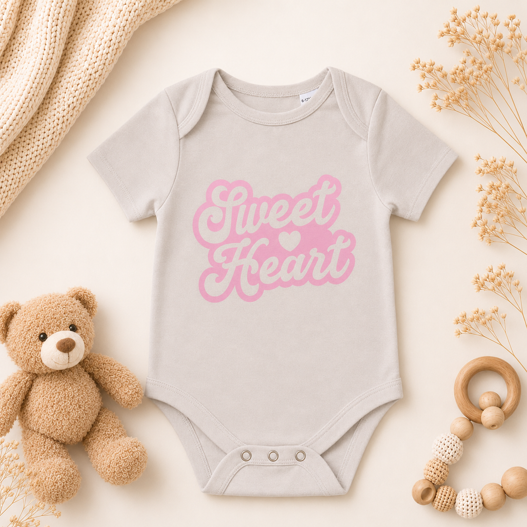 Beige organic baby rompertje met tekst “Barbie Baby-girl” – rompertje met tekst voor zwangerschapsaankondiging