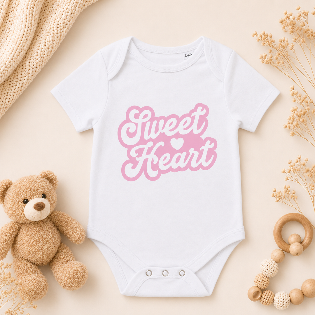 Wit organic baby rompertje met tekst “Barbie Baby-girl” – grappig rompertje met tekst voor zwangerschapsaankondiging