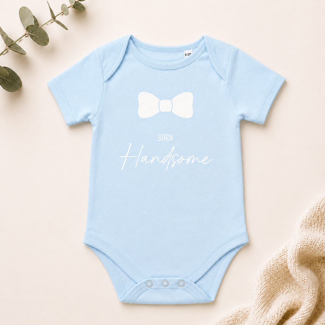 Babyblauw rompertje met Born Handsome tekst, katoenen romper, leuk voor newborn fotoshoot of kraamcadeau