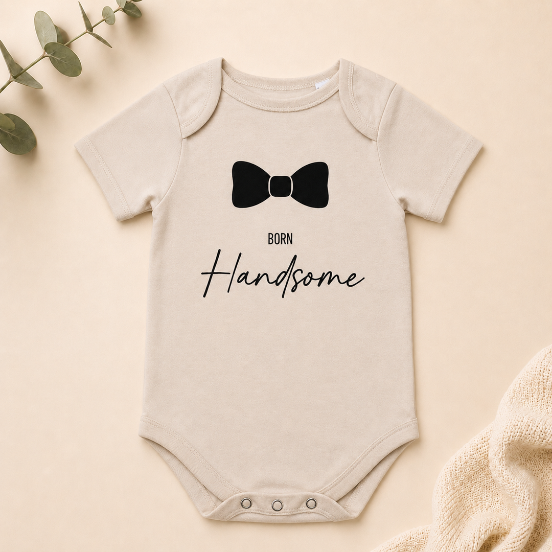Beige baby rompertje met tekst Born Handsome, organic katoen, leuk als zwangerschapsaankondiging of kraamcadeau