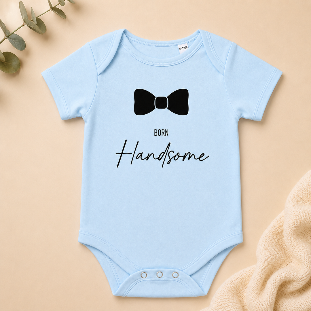 Blauw newborn rompertje met tekst Born Handsome, zacht en comfortabel, geschikt als zwangerschapsaankondiging