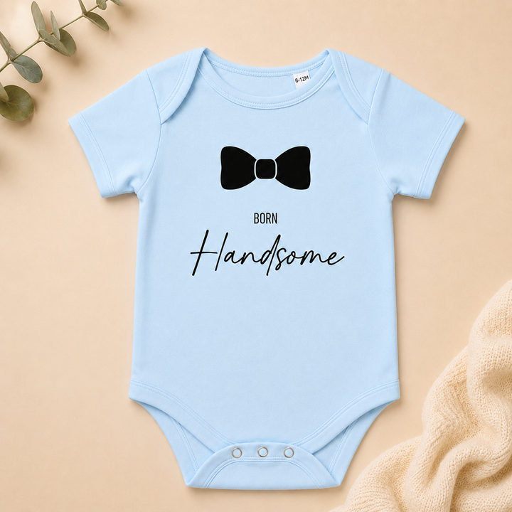 Blauw newborn rompertje met tekst Born Handsome, zacht en comfortabel, geschikt als zwangerschapsaankondiging