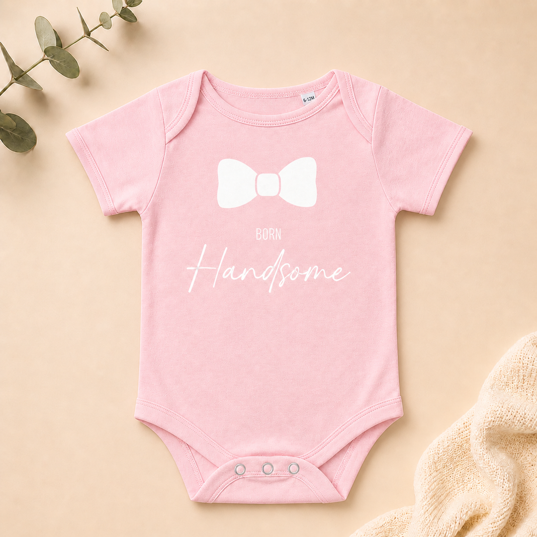 Lichtroze rompertje met Born Handsome opdruk, organic rompertje, perfect voor zwangerschap aankondigen