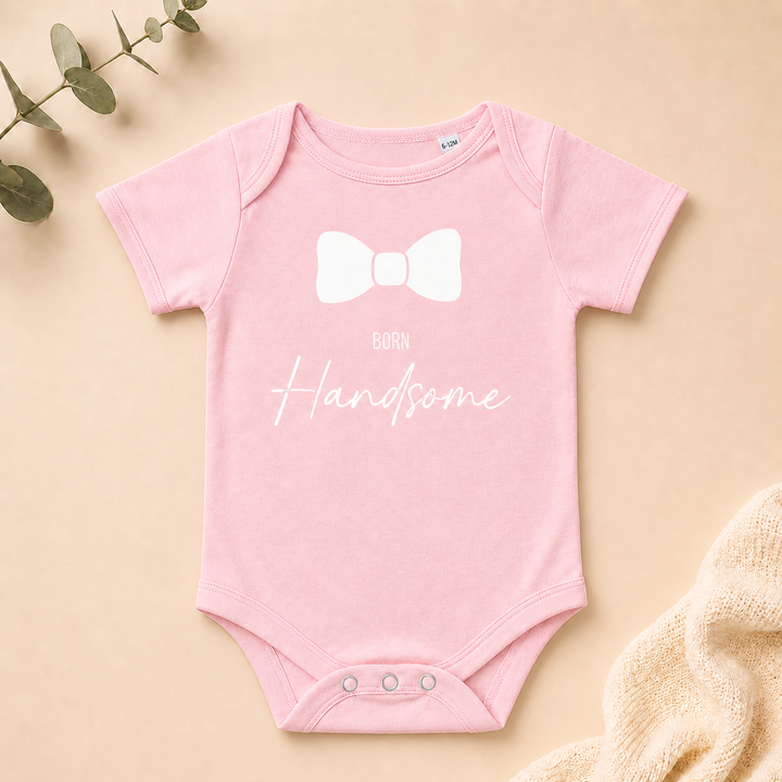 Lichtroze rompertje met Born Handsome opdruk, organic rompertje, perfect voor zwangerschap aankondigen