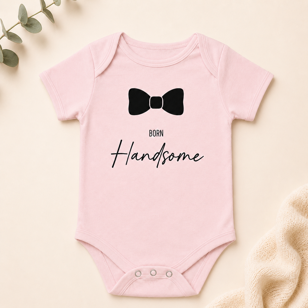 Roze baby rompertje met tekst Born Handsome, zacht katoen, leuk als kraamcadeau of babyshower cadeau