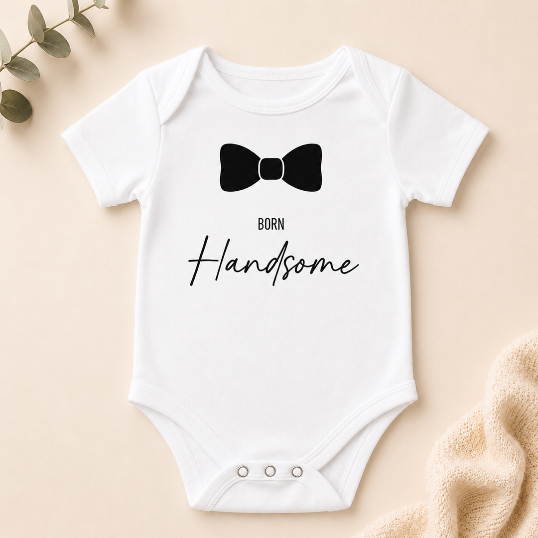 Wit rompertje met Born Handsome tekst, baby romper van katoen, ideaal voor originele zwangerschapsaankondiging