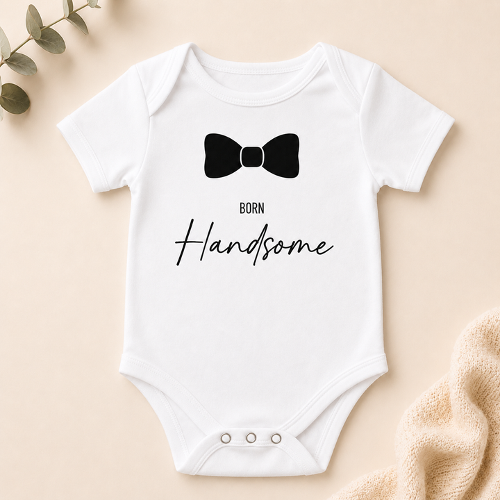 Wit rompertje met Born Handsome tekst, baby romper van katoen, ideaal voor originele zwangerschapsaankondiging