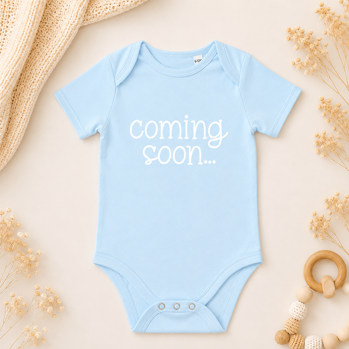 Baby blauw rompertje met tekst “coming soon…”, zwangerschapsaankondiging romper van organic katoen