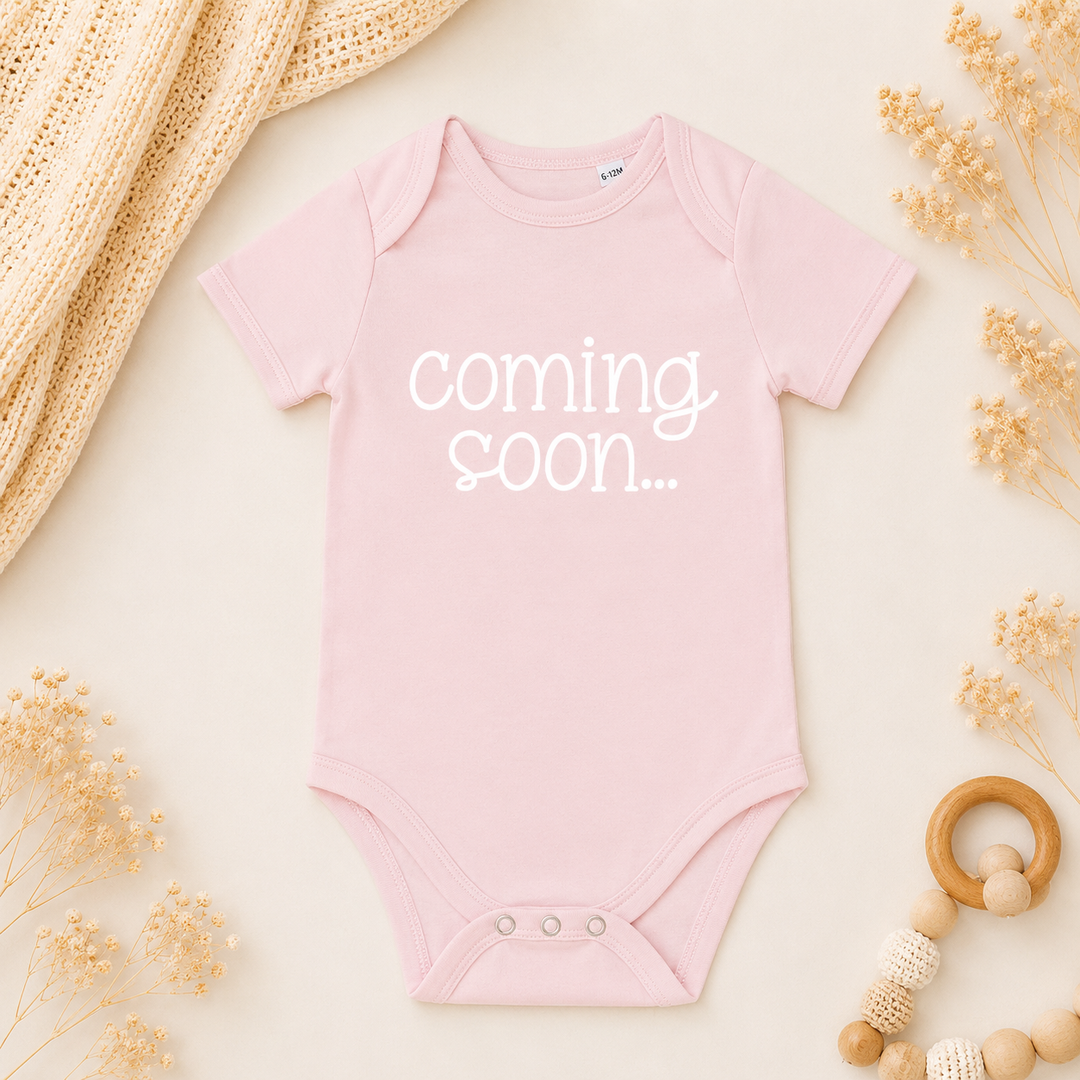 Baby roze rompertje “coming soon…”, romper met tekst voor originele zwangerschapsaankondiging