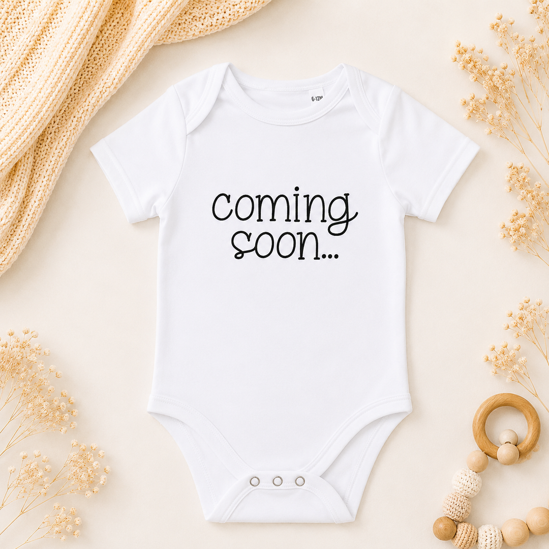 Wit rompertje met tekst “coming soon…”, zwangerschapsaankondiging romper van organic katoen