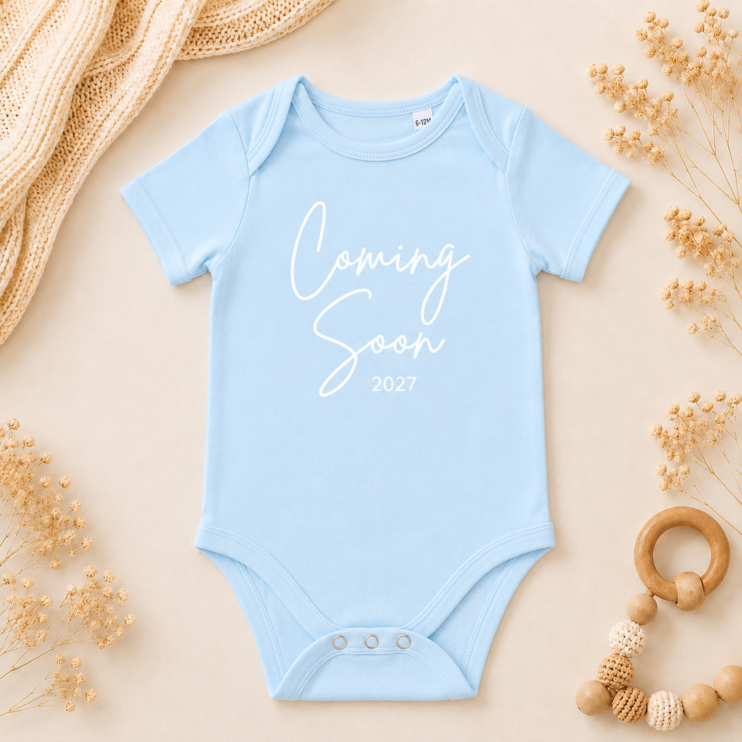 Baby blauw rompertje “Coming Soon” zwangerschapsaankondiging, grappig rompertje met tekst van organic katoen