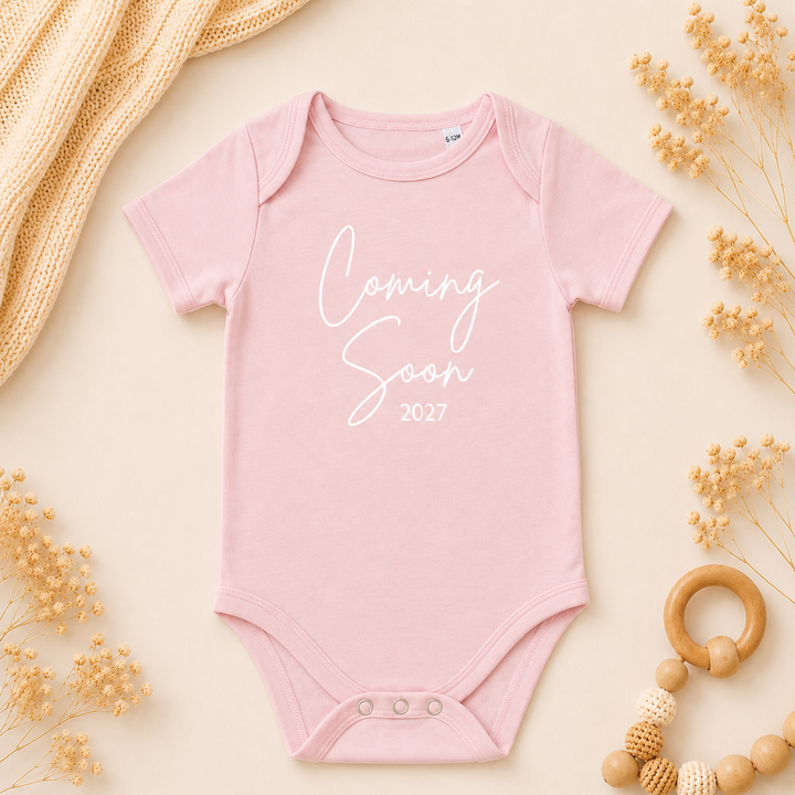 Baby roze rompertje met tekst “Coming Soon”, originele zwangerschapsaankondiging rompertje met tekst