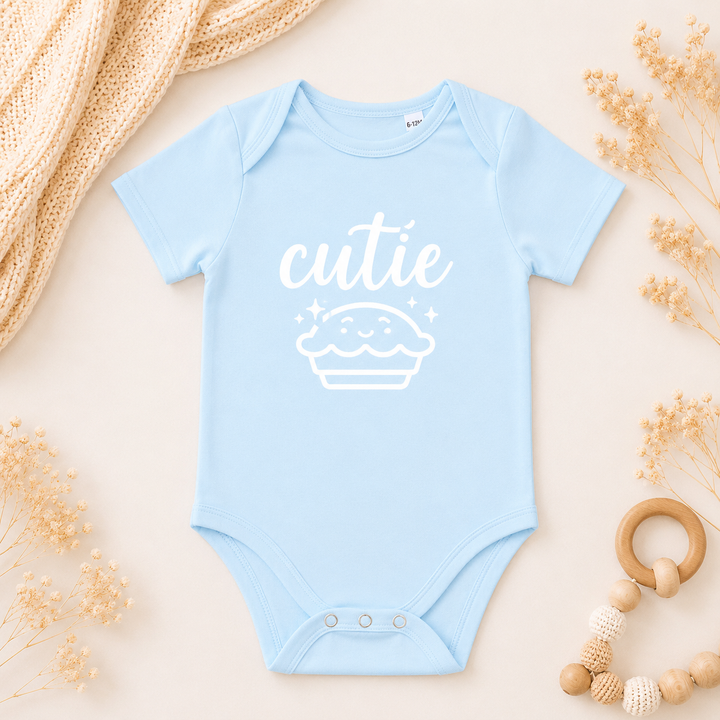 Babyblauw rompertje met tekst “cutie pie”, organic baby romper, origineel cadeau voor zwangerschap of geboorte