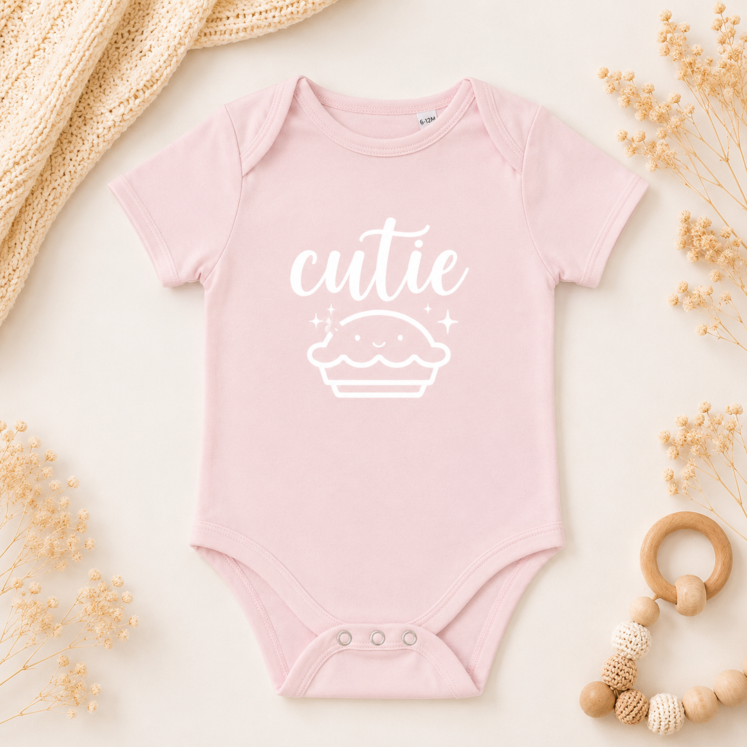Babyroze rompertje met tekst “cutie pie”, schattig rompertje voor baby, leuk als zwangerschapsaankondiging