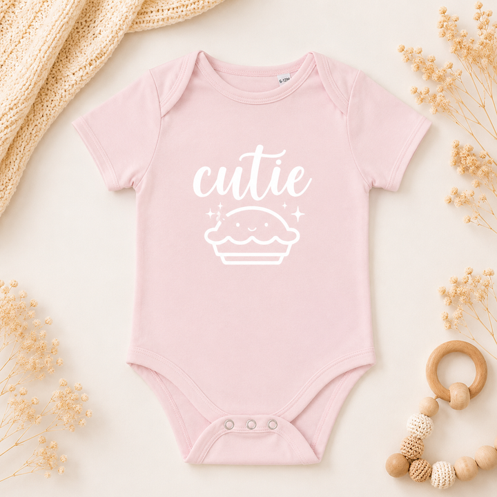 Babyroze rompertje met tekst “cutie pie”, schattig rompertje voor baby, leuk als zwangerschapsaankondiging