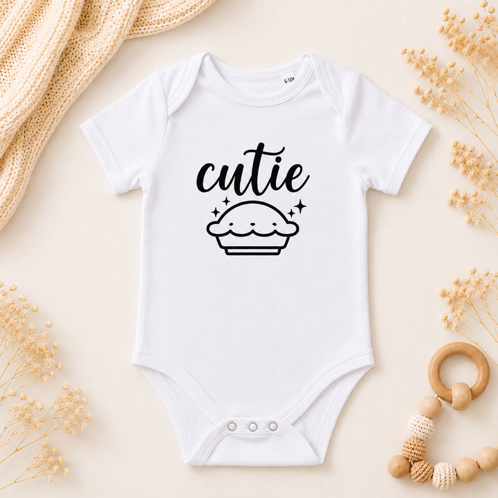 Wit rompertje “cutie pie” met tekst, zachte baby romper van katoen, ideaal als kraamcadeau of babyshower