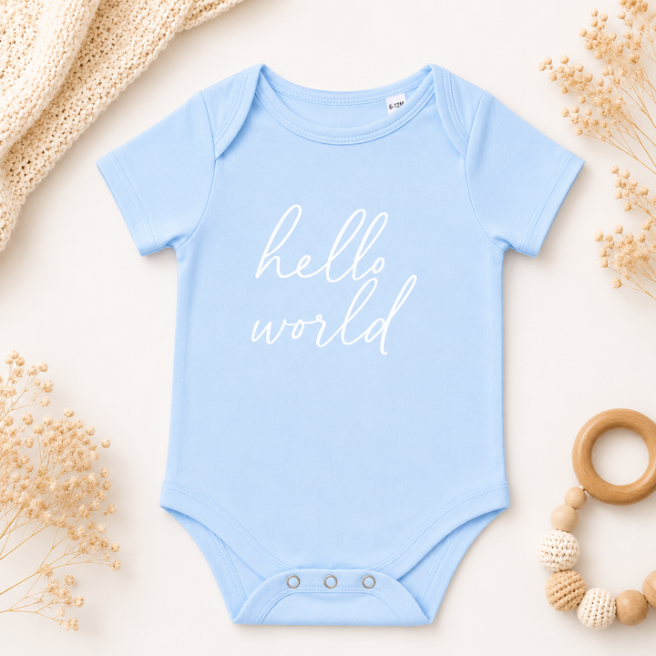 Blauw rompertje “Hello World”, baby romper met tekst voor zwangerschapsaankondiging