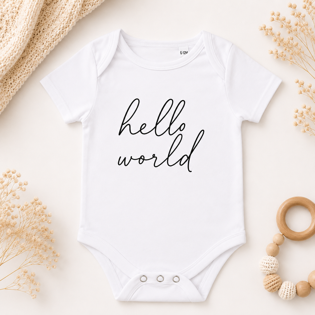 Wit rompertje “Hello World”, rompertje met tekst voor originele zwangerschapsaankondiging
