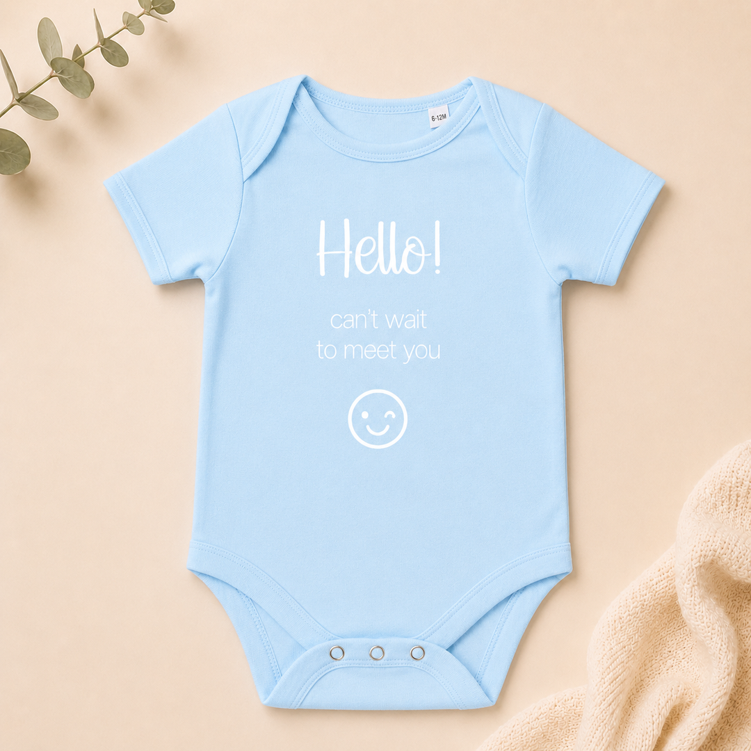 Babyblauw rompertje met tekst “Hello! can’t wait to meet you” – rompertje met tekst voor zwangerschap aankondigen