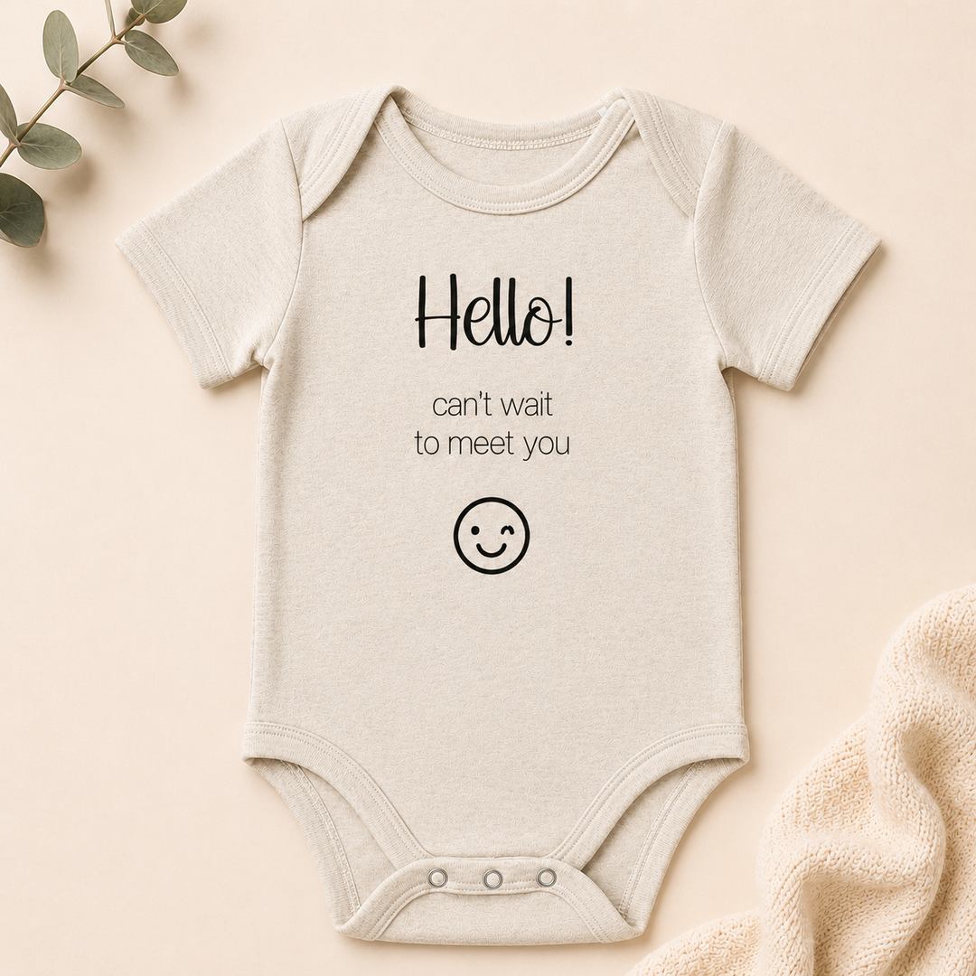 Naturel baby rompertje met tekst “Hello! can’t wait to meet you” – origineel rompertje zwangerschapsaankondiging