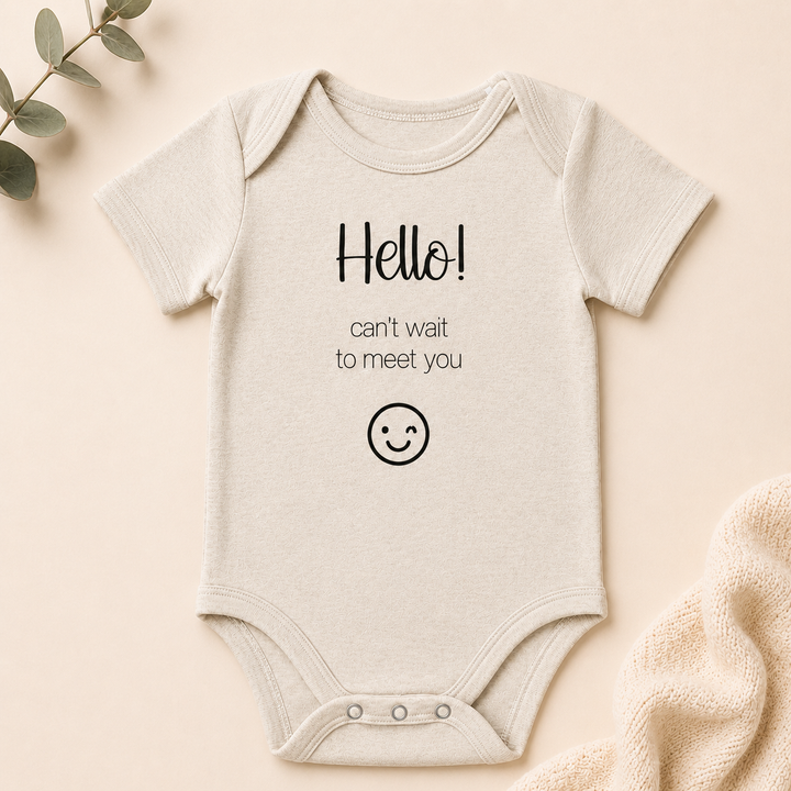 Naturel baby rompertje met tekst “Hello! can’t wait to meet you” – origineel rompertje zwangerschapsaankondiging