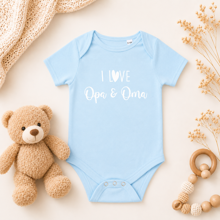 Babyblauw rompertje met tekst “I love opa & oma” – zwangerschapsaankondiging aan opa en oma