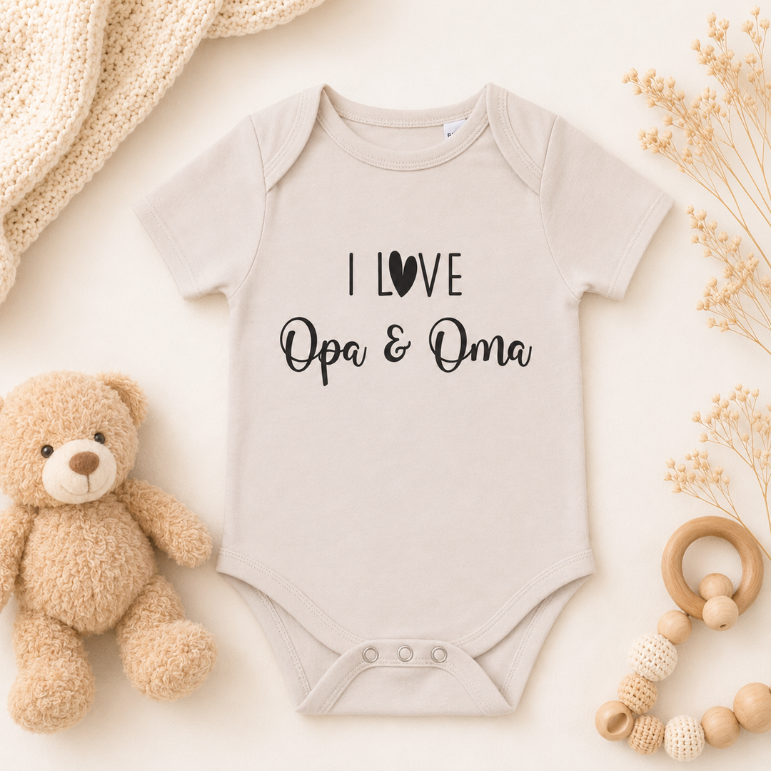 Beige babyrompertje met tekst “I love opa & oma” – leuk voor zwangerschapsaankondiging aan opa en oma