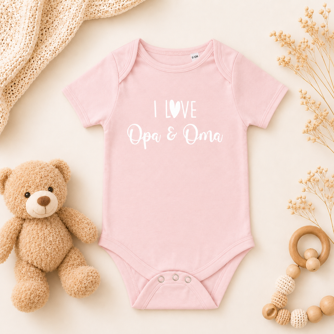 Roze babyrompertje met “I love opa & oma” – schattige zwangerschapsaankondiging voor grootouders