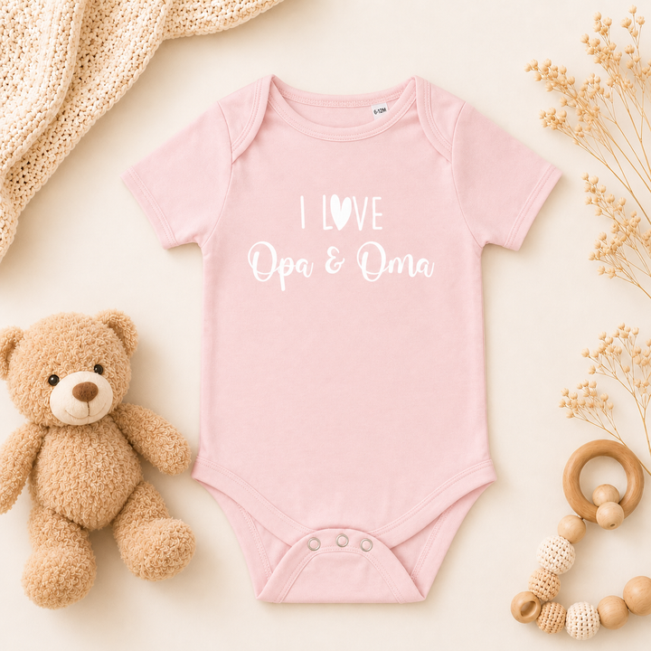 Roze babyrompertje met “I love opa & oma” – schattige zwangerschapsaankondiging voor grootouders