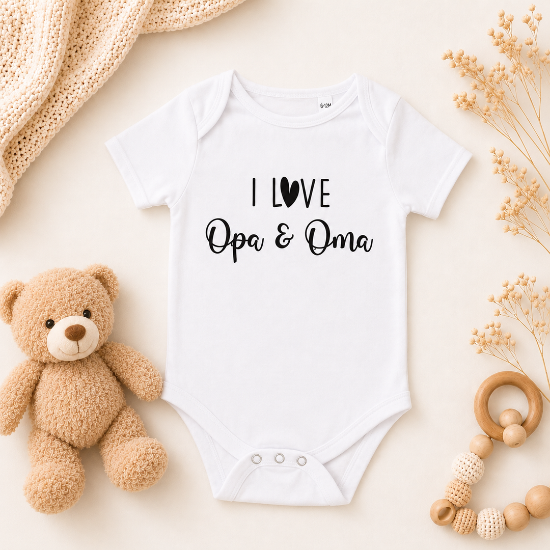 Wit rompertje met tekst “I love opa & oma” – origineel kraamcadeau voor opa en oma