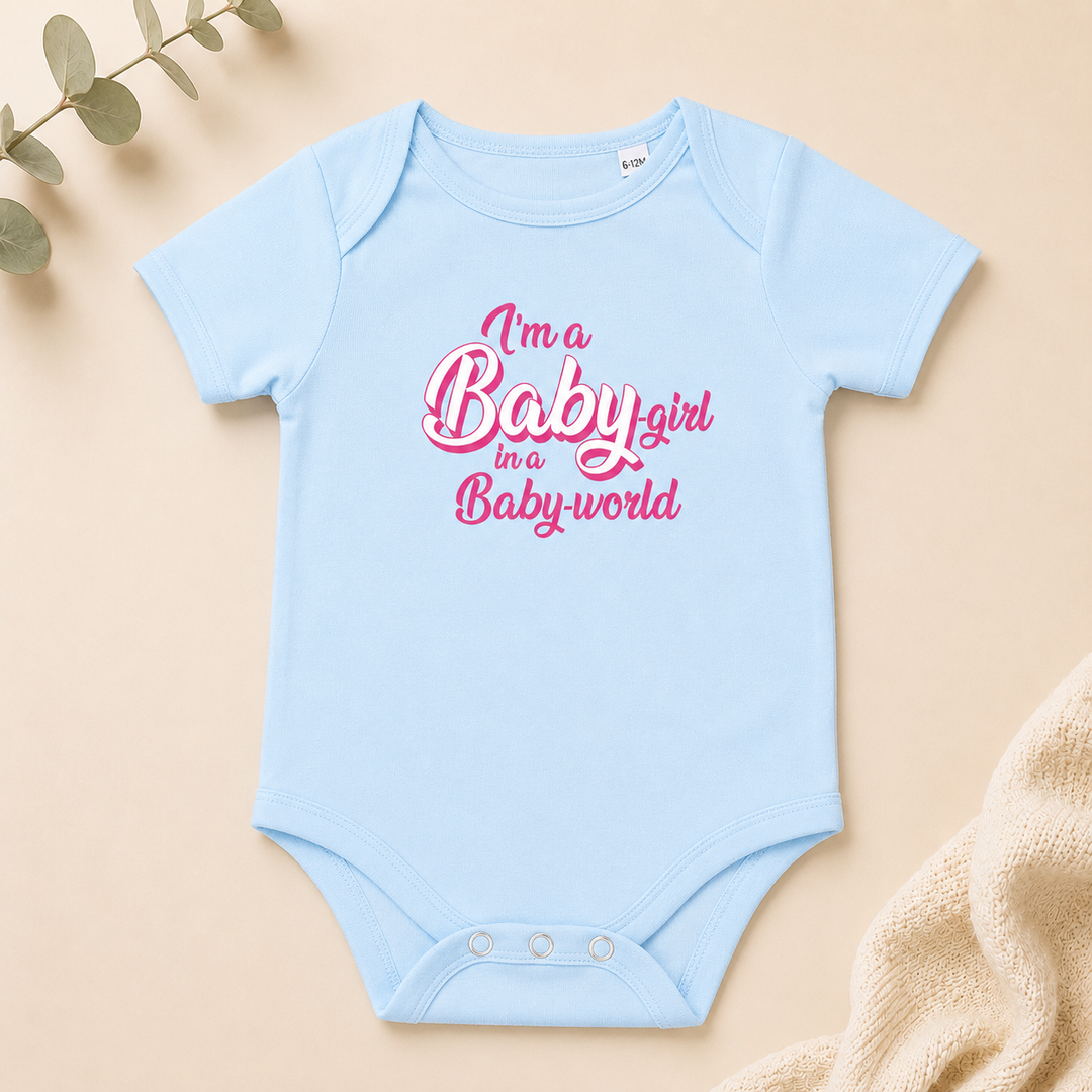 Lichtblauw baby rompertje met Barbie tekst “I’m a Barbie girl in a Barbie world” – rompertje met tekst als kraamcadeau