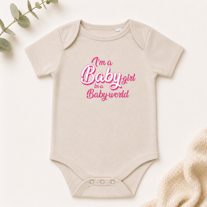 Naturel baby rompertje met tekst “I’m a Barbie girl in a Barbie world” – zwangerschapsaankondiging romper en kraamcadeau