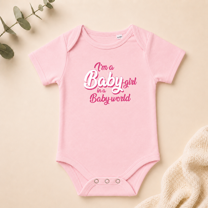 Roze baby rompertje met tekst “I’m a Barbie girl in a Barbie world” – origineel babyshowercadeau en zwangerschapsaankondiging
