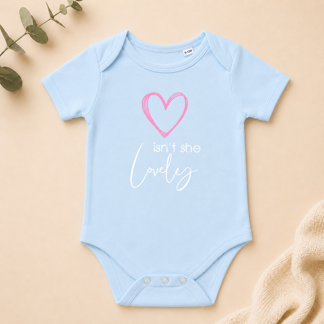 Babyblauwe romper met tekst “isn’t she lovely” – zwangerschap aankondigen met rompertje