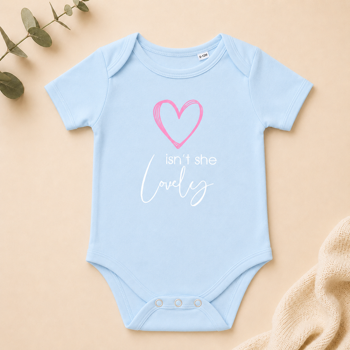 Babyblauwe romper met tekst “isn’t she lovely” – zwangerschap aankondigen met rompertje