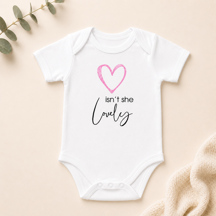 Witte baby romper met tekst “isn’t she lovely” – origineel kraamcadeau en zwangerschapsaankondiging