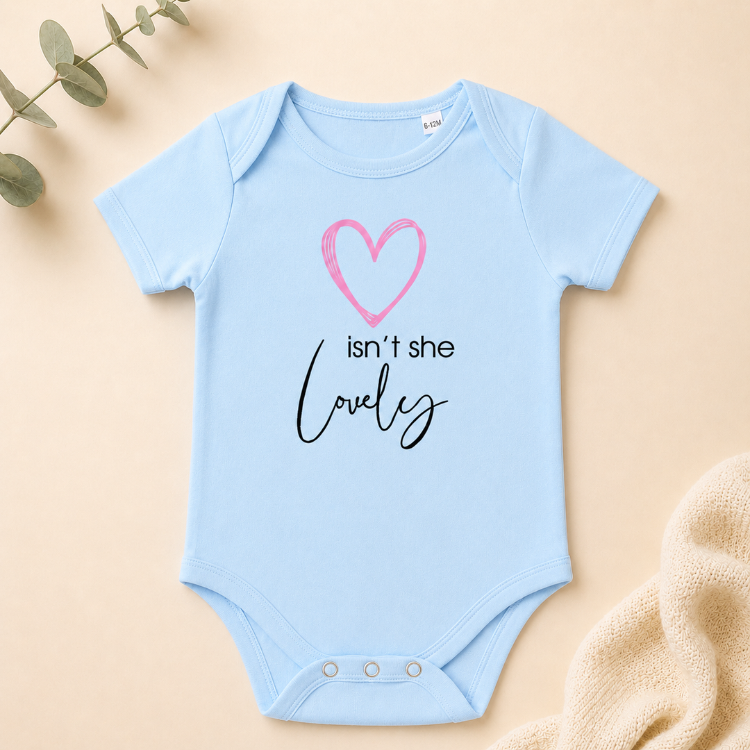 Detailfoto babyblauwe baby romper met tekst “isn’t she lovely” – origineel cadeau zwangerschap aankondigen