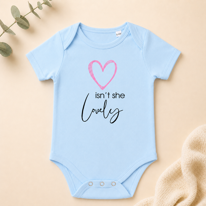Detailfoto babyblauwe baby romper met tekst “isn’t she lovely” – origineel cadeau zwangerschap aankondigen