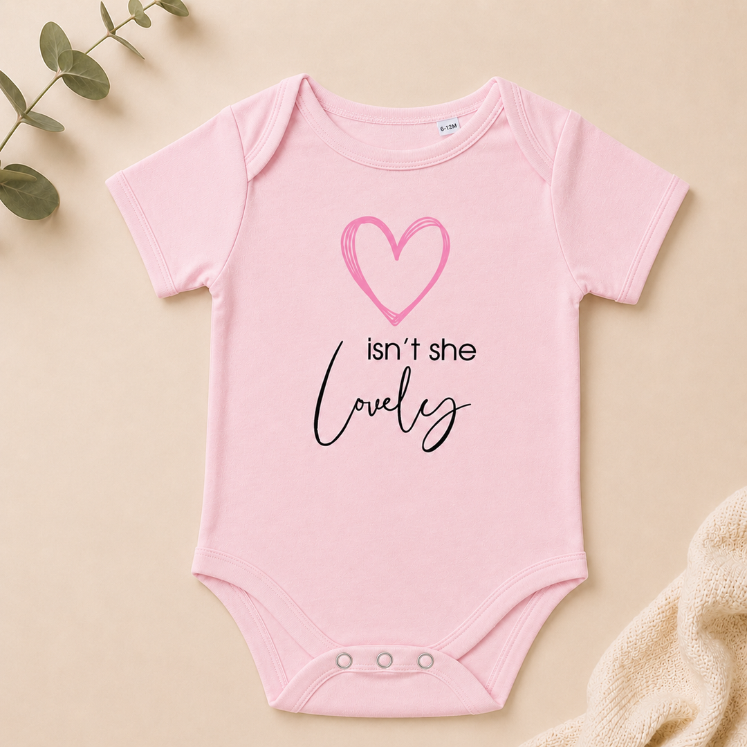 Lichtroze baby romper met tekst “isn’t she lovely” – kraamcadeau meisje en zwangerschapsaankondiging