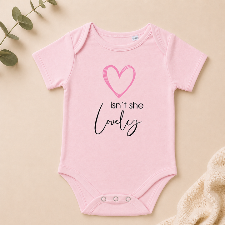Lichtroze baby romper met tekst “isn’t she lovely” – kraamcadeau meisje en zwangerschapsaankondiging
